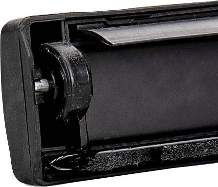 Zbliżenie czarnej, prostokątnej obudowy z tworzywa sztucznego z rolką i metalową osią, prawdopodobnie fragment jakiegoś urządzenia.