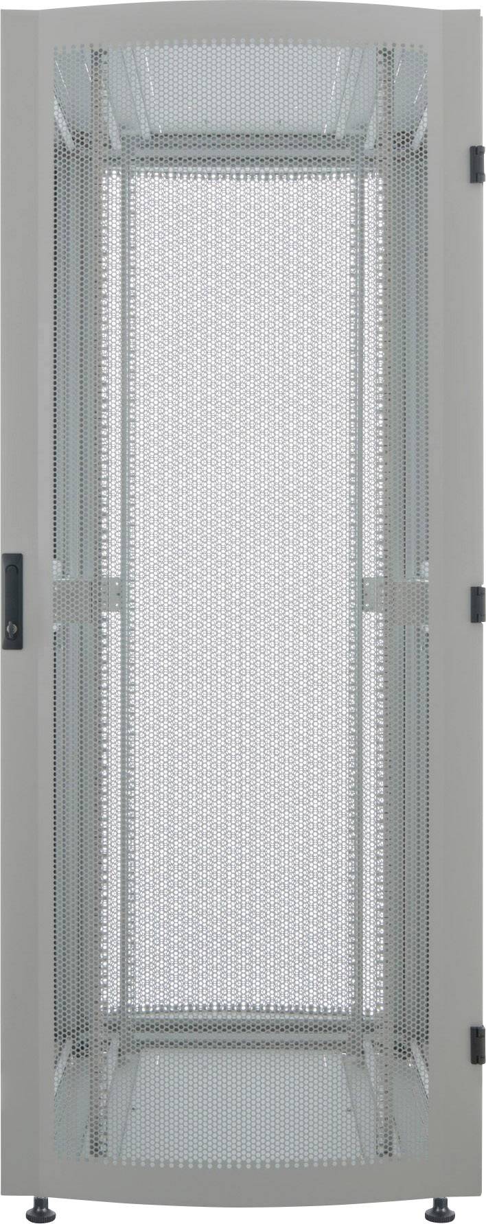 Puste metalowe obudowy szafy serwerowej w kolorze szarym z perforowanymi drzwiami, przeznaczone do instalacji sprzętu informatycznego w centrum danych.