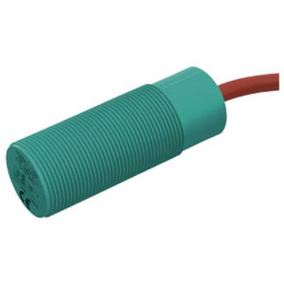 Cylindryczny czujnik zbliżeniowy w kolorze zielonym z karbowaną obudową, ułożony poziomo, podłączony czerwonym przewodem.