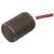 Cylindryczny, żebrowany czujnik w brązowej obudowie z czerwonym przewodem, przeznaczony do zastosowań w wykrywaniu pozycji lub odległości.