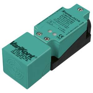 Zielony czujnik indukcyjny firmy Pepperl+Fuchs, model NBN15-30GM50-E2-V1. Stosowany do wykrywania obiektów w zastosowaniach przemysłowych.