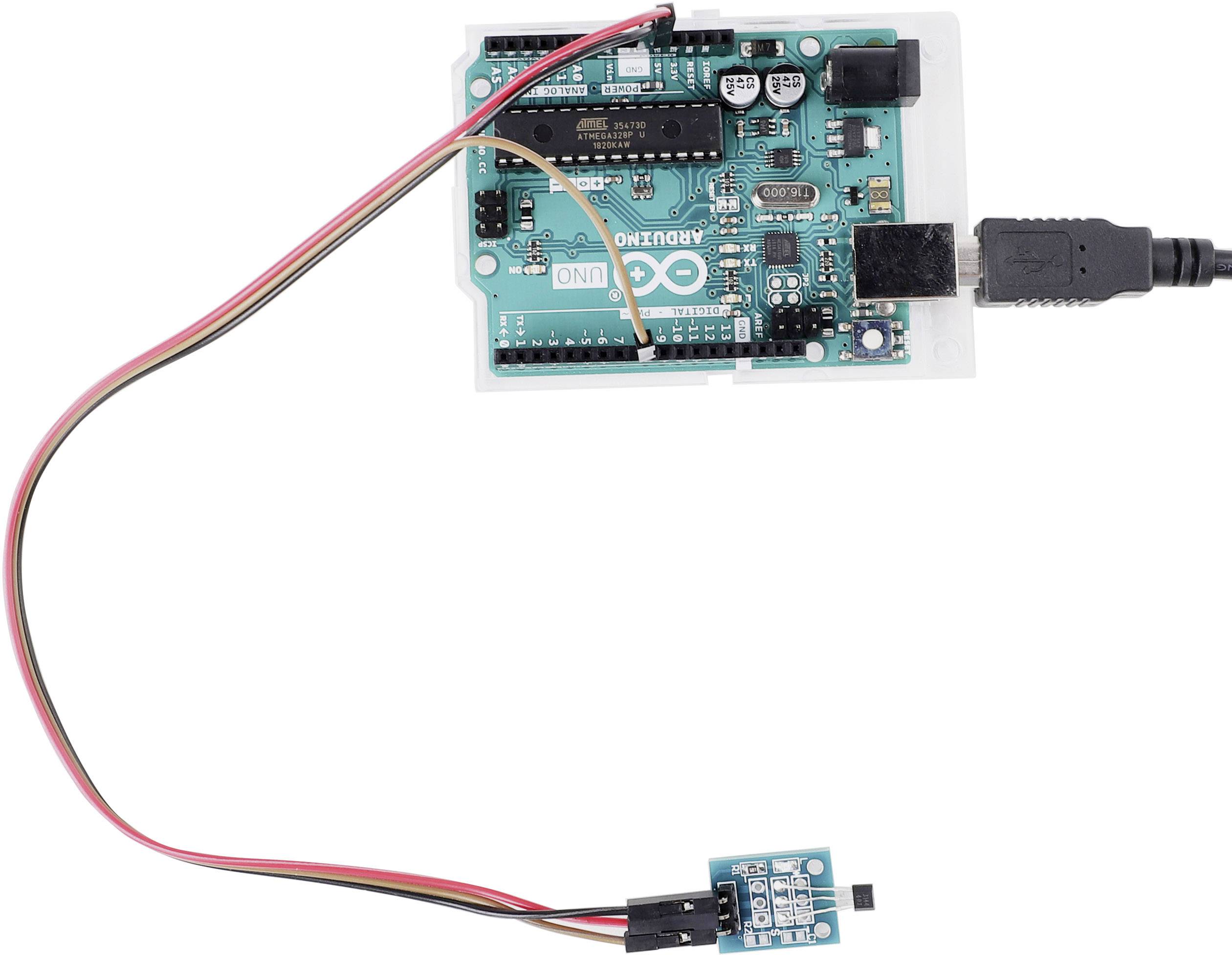 Płytka Arduino UNO podłączona do czujnika zewnętrznego za pomocą przewodów. Czujnik wydaje się być podłączony elektrycznie i gotowy do pracy.