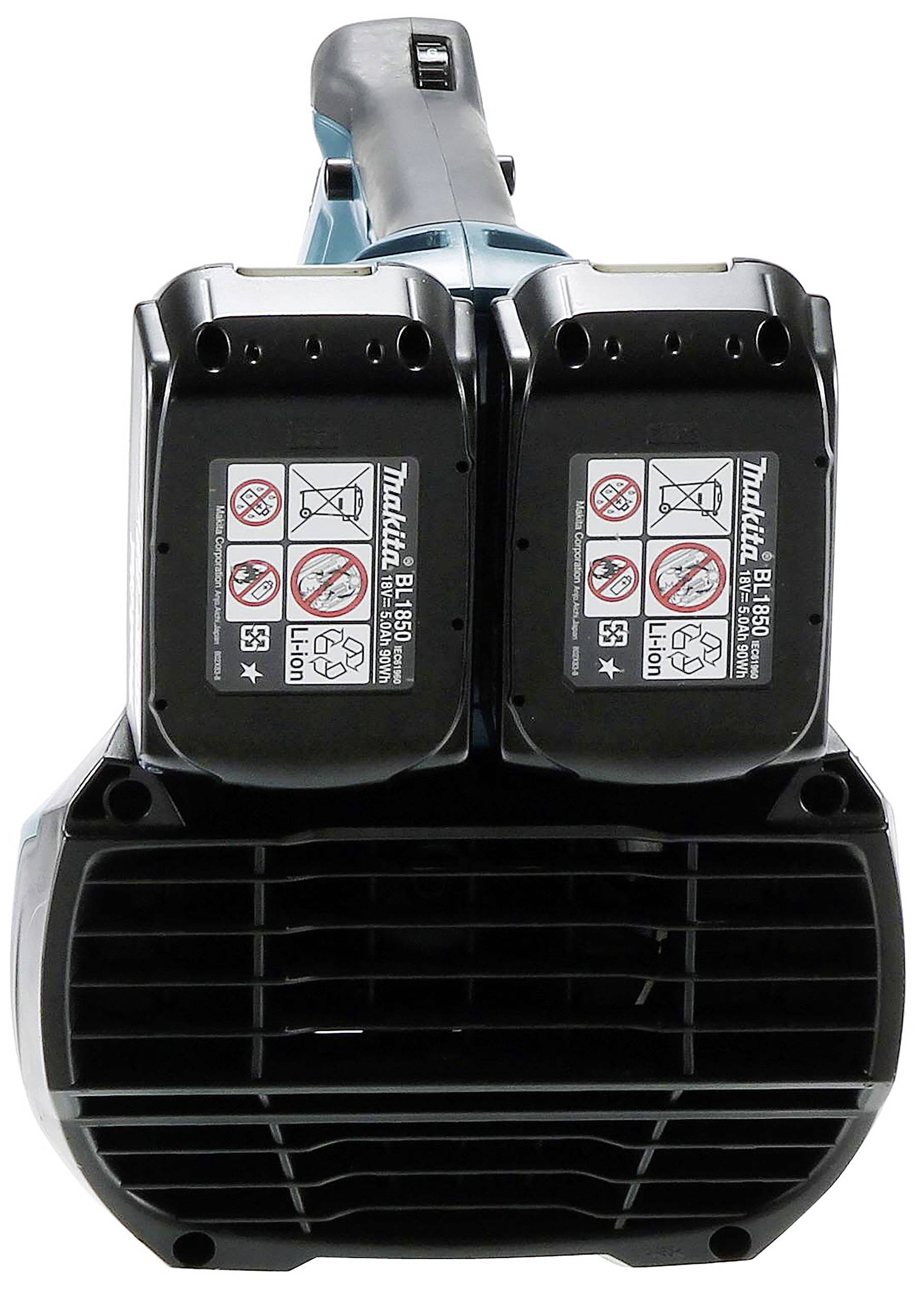 Akumulatorowy dmuchawa do liści widziana od tyłu, z włożonymi dwoma akumulatorami litowo-jonowymi, z naklejkami bezpieczeństwa, uchwyt widoczny od góry.