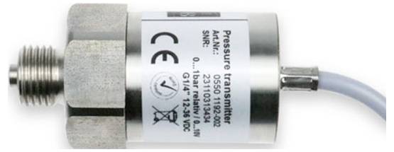 Czarny cylindryczny złącze z wieloma zatyczkami na jednym końcu, używane do połączeń elektronicznych lub elektrycznych.