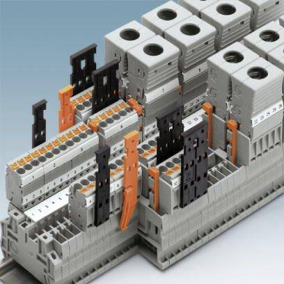 Listwa zaciskowa wielopunktowa z kolorowymi elementami rozdzielającymi na szynie DIN, przeznaczona do instalacji elektrycznych.