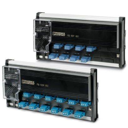 Dwa elektroniczne urządzenia z niebieskimi złączami i logo Phoenix Contact. Każde zamontowane na czarnej podstawie z przezroczystymi osłonami.