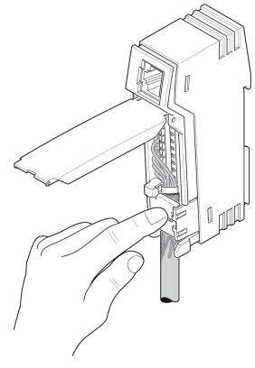 Dłoń wkłada przewód do otwartego złącza kablowego, gotowa do podłączenia.