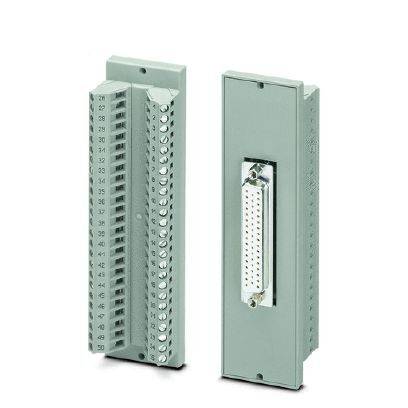 Dwa szare elektryczne zaciski przyłączeniowe obok siebie, jeden z numerowanymi zaciskami śrubowymi, a drugi z złączem wtykowym.