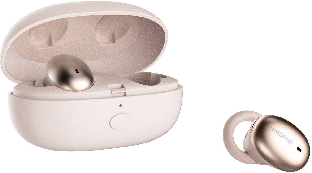 Różowozłoty bezprzewodowy słuchawka douszna wraz z etui ładującym. Słuchawka jest częściowo włożona do etui, a druga strona leży obok.