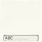 Biała płytka z napisem 'ABC' i kropkami poniżej na identyfikatorze na dolnej krawędzi.