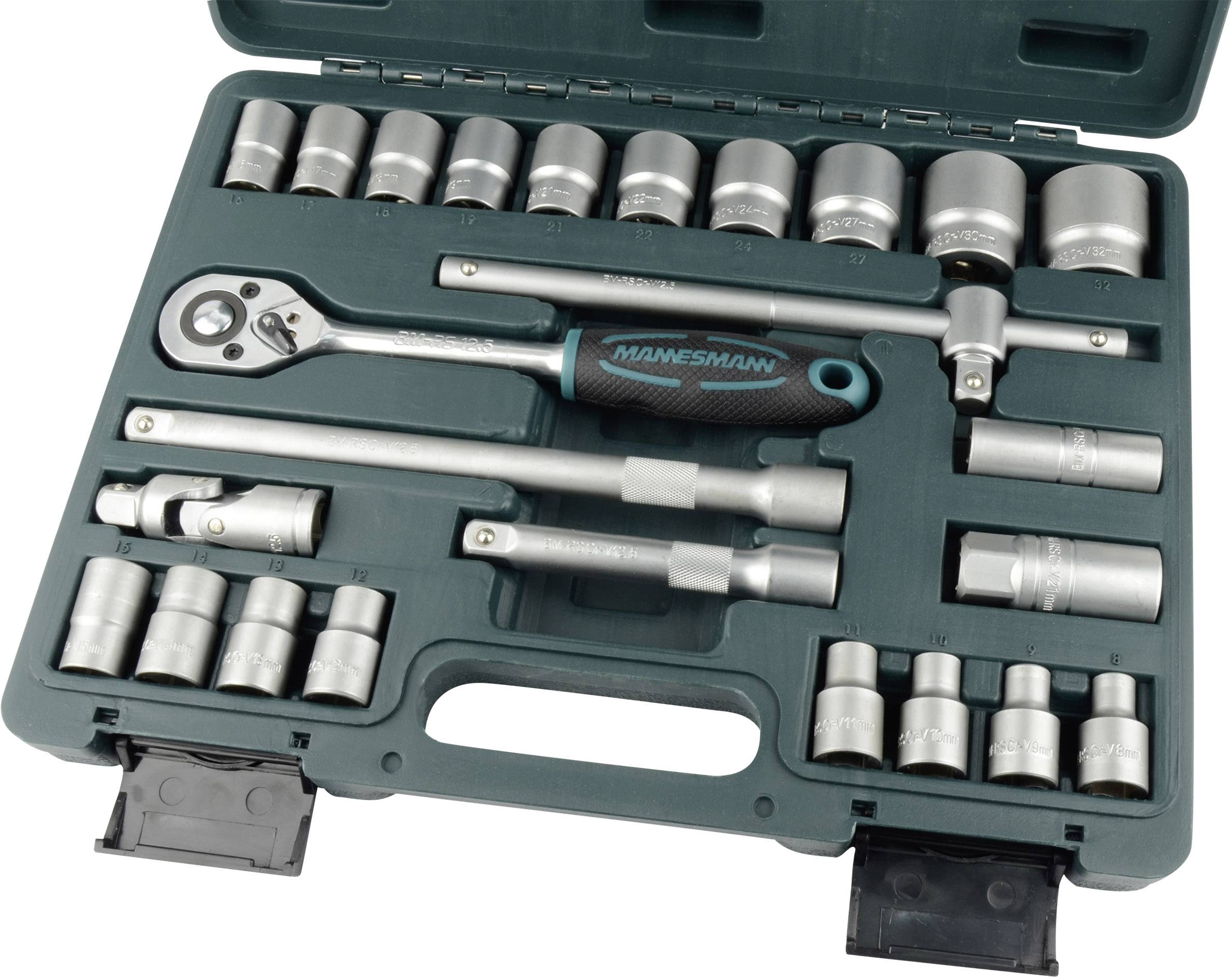 Zestaw kluczy nasadowych w zielonym kufrze. Zawiera klucze z grzechotką, nasadki i przedłużki w różnych rozmiarach.