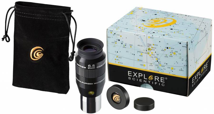 Okular Explore Scientific obok czarnej torby i opakowania z wzorem mapy nieba, odpowiednie do obserwacji teleskopowych.