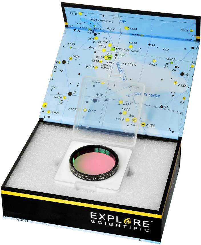 Astronomiczny filtr w otwartym pudełku z mapą nieba w tle, prezentujący różne konstelacje gwiezdne.