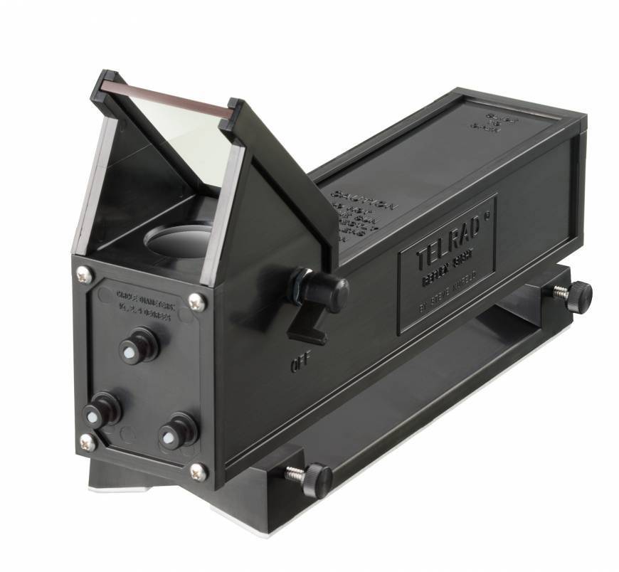 Czarny astronomiczny celownik optyczny o prostokątnym kształcie z dwoma pokrętłami do precyzyjnego nastawiania, oznaczony marką 'TELRAD'.
