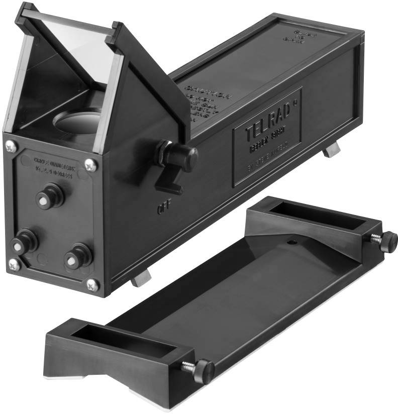 Czarna astronomiczna luneta z rzucającym się w oczy oknem obserwacyjnym i regulowaną podstawą. Po prawej stronie widoczna jest możliwa do zamontowania stopa.