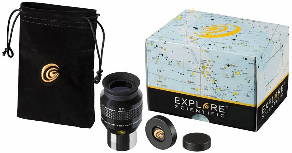 Okular 'Explore Scientific' o ogniskowej 20 mm, z nasadkami ochronnymi, czarnym pokrowcem transportowym i opakowaniem z motywem mapy nieba.
