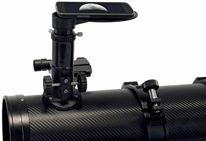 Teleskop z uchwytem na smartfona, na ekranie widać księżyc. Idealne do obserwacji obiektów astronomicznych.