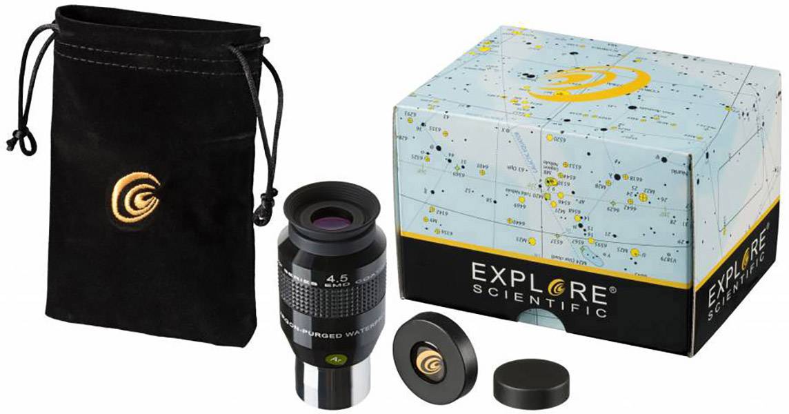 Obiektyw z nasadką ochronną i etui obok pudełka z mapą nieba, z logo marki na wierzchu.