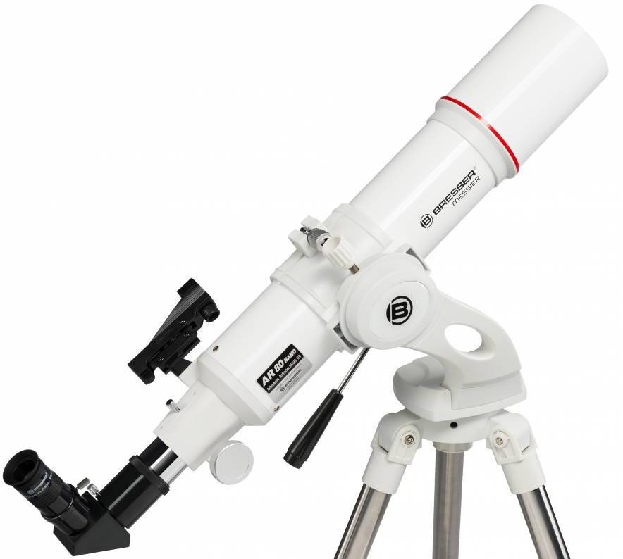 Białyteleskop na statywie, odpowiedni do obserwacji astronomicznych. Jest ustawiony pod skosnym kątem w górę.