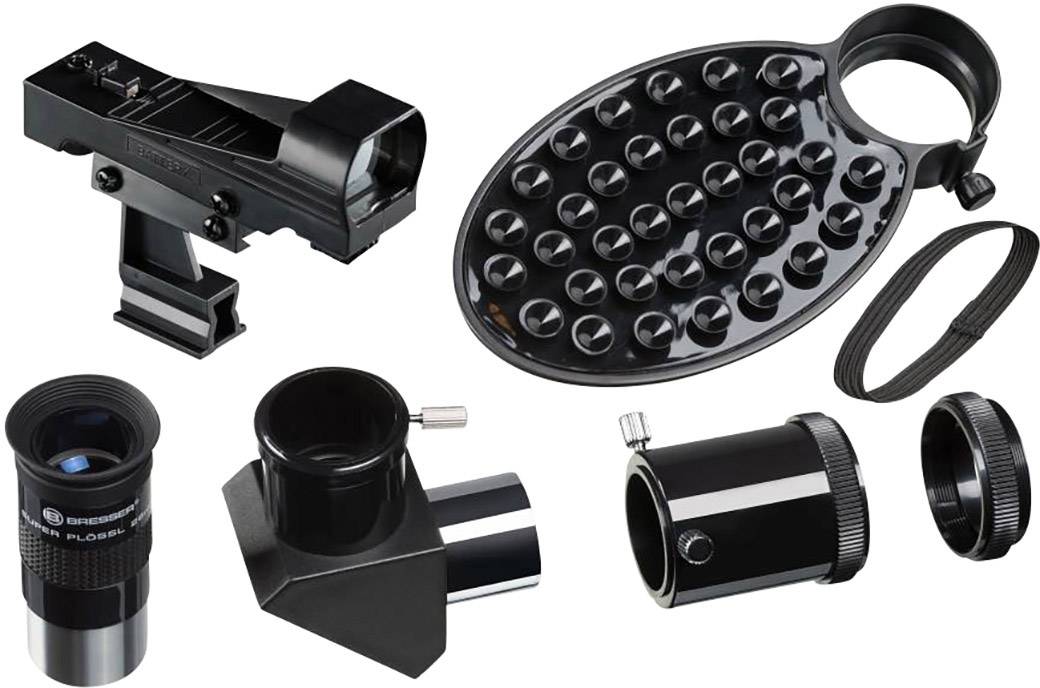 Różne części wyposażenia teleskopu, w tym celownik, pryzmat i okular. Te komponenty są używane do obserwacji nieba.