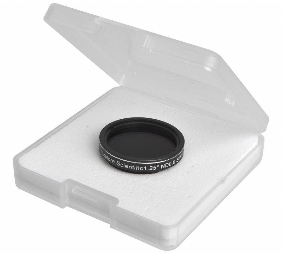 Czarny filtr obiektywu aparatu spoczywa w otwartym, białym pudełku z pianki.