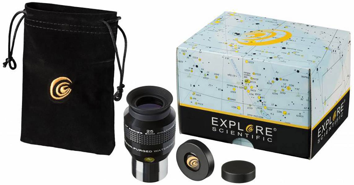 Zestaw okularowy do teleskopu firmy Explore Scientific, składający się z okularu, pudełka ochronnego z wzorem map nieba oraz torby transportowej.