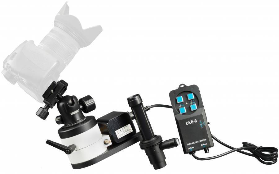 Zestaw kamerowy z zamontowanym adapterem teleskopowym i jednostką sterującą do ustawiania orientacji fotograficznej i stabilizacji obrazu.