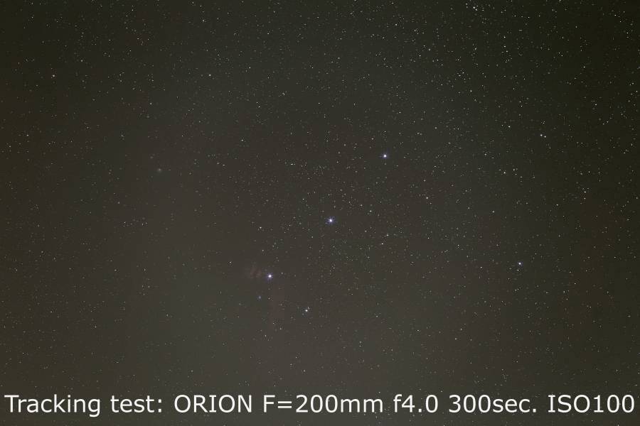 Niebo gwiaździste z jaśniejszą konstelacją Oriona; test z ORION 200mm f4.0, 300 sekund, ISO100.