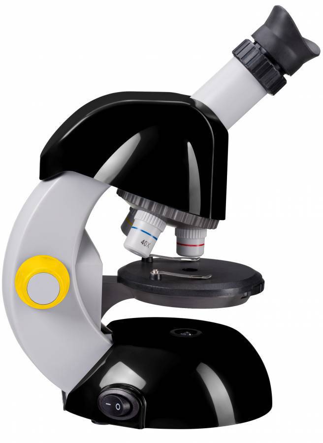 Czarne i szare zabawkowe mikroskop z żółtym akcentem. Posiada obrotowy okular, dwie soczewki obiektywowe oraz pierścień regulacji ostrości.