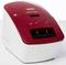 Czerwona drukarka etykiet wyposażona jest w elementy sterujące na górze oraz szczeliny na wejście etykiet, prezentując kompaktowy i nowoczesny design.