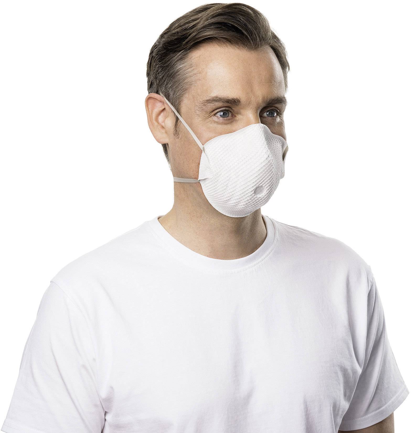 Mężczyzna nosi białą maskę ochronną i białą koszulkę.