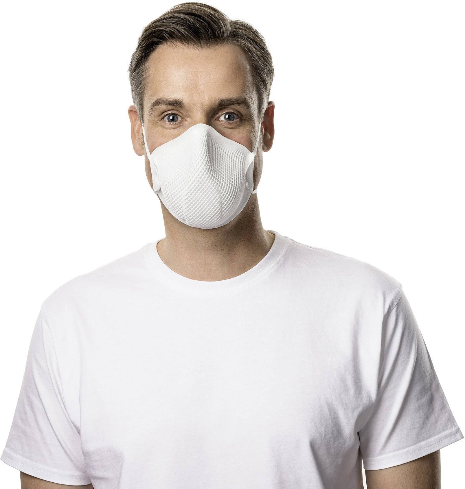 Osoba w białej koszulce nosi białą maskę ochronną.