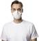 Osoba w białej koszulce nosi białą maskę ochronną.