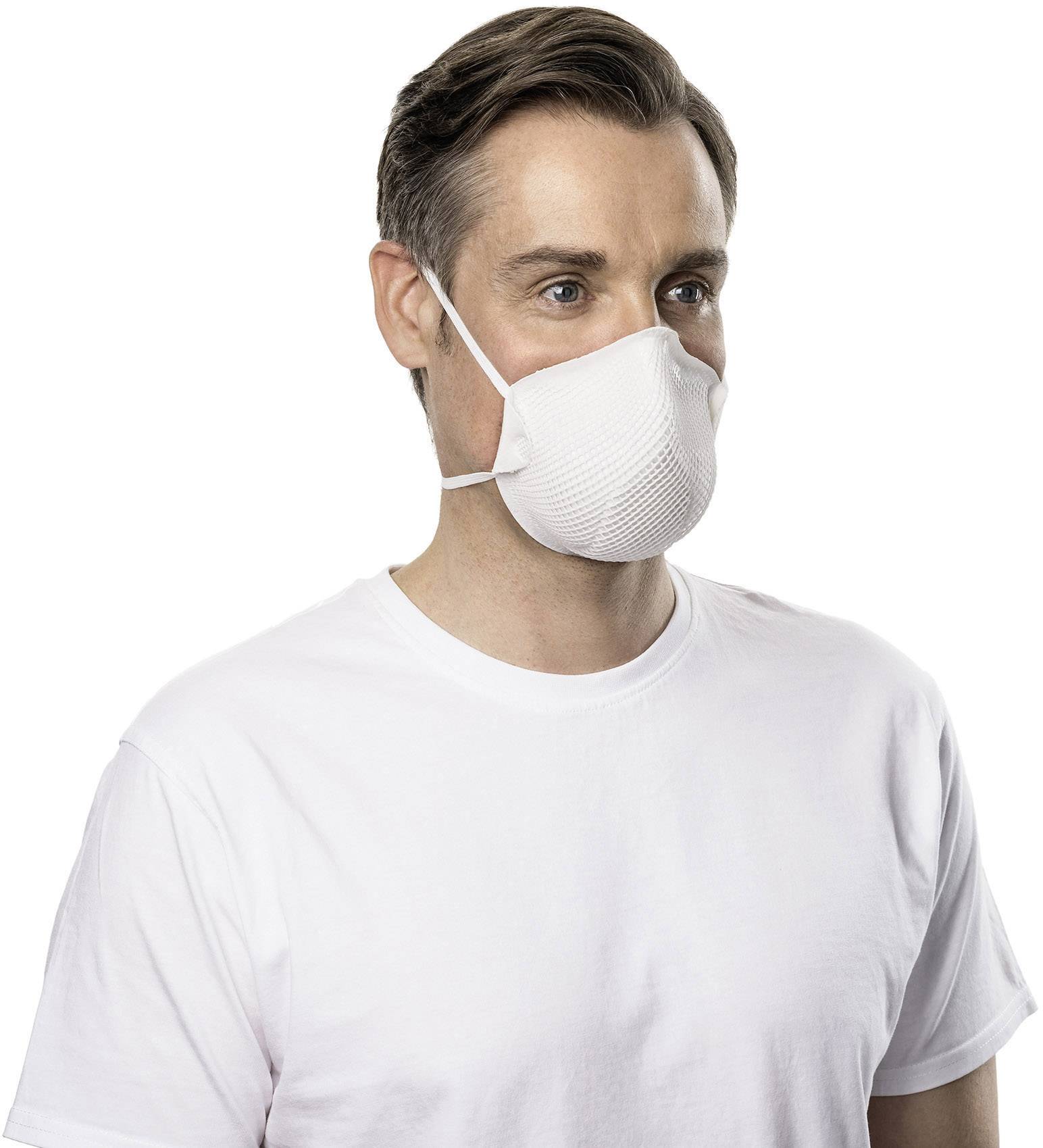 Mężczyzna w białej koszulce nosi białą maskę ochronną. Stoi przed neutralnym tłem i patrzy prosto przed siebie.