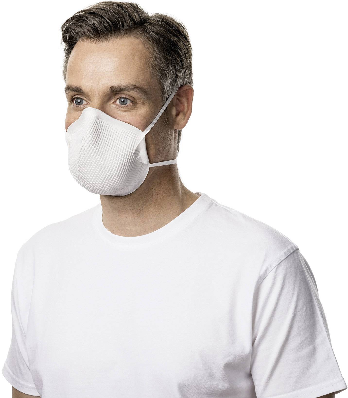 Mężczyzna o brązowych włosach nosi białą koszulkę i białą maskę na twarzy. Stoi przed neutralnym tłem.