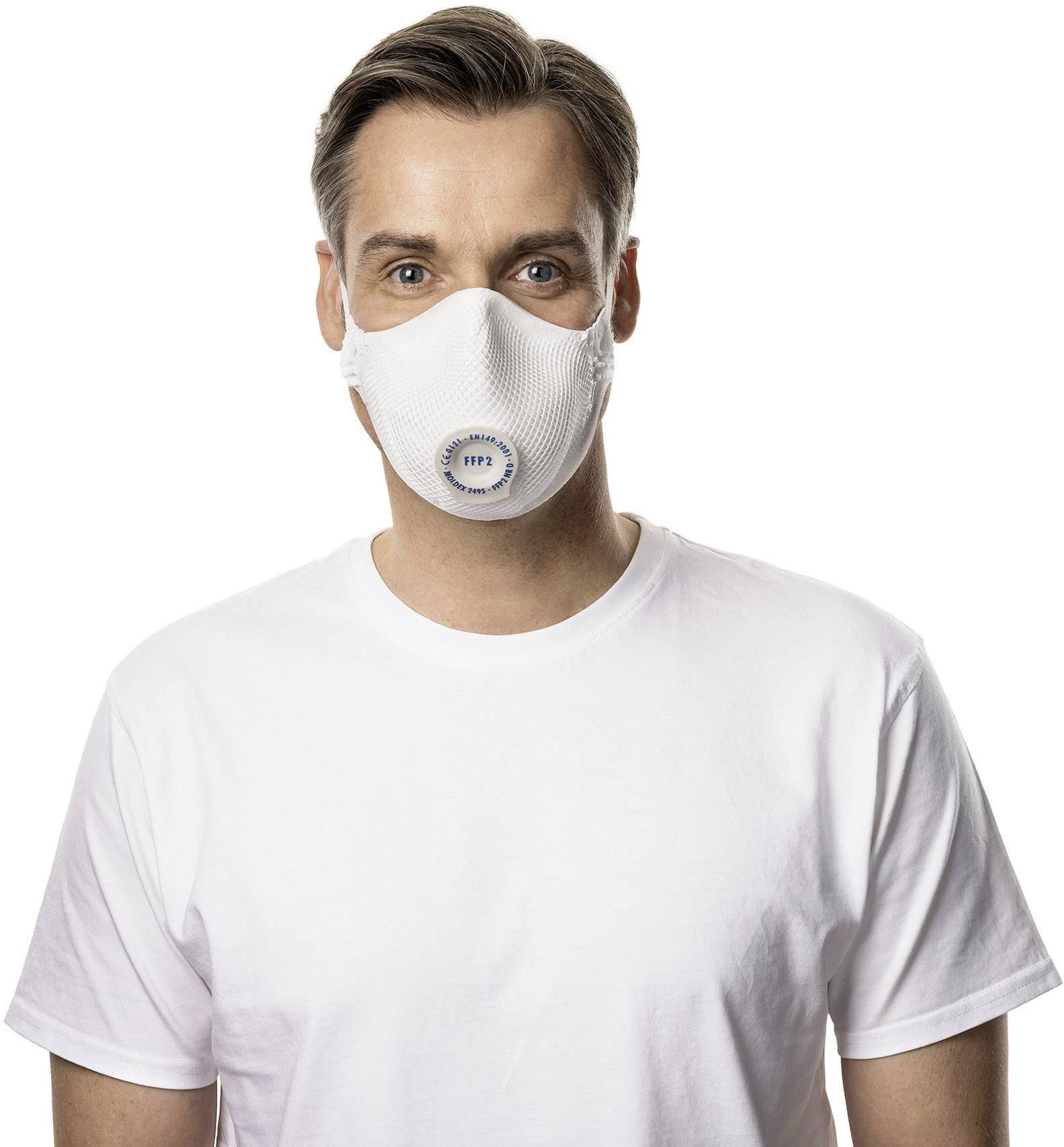 Mężczyzna w białej maseczce ochronnej i białej koszulce, sfotografowany przodem.