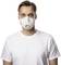 Mężczyzna w białej maseczce ochronnej i białej koszulce, sfotografowany przodem.
