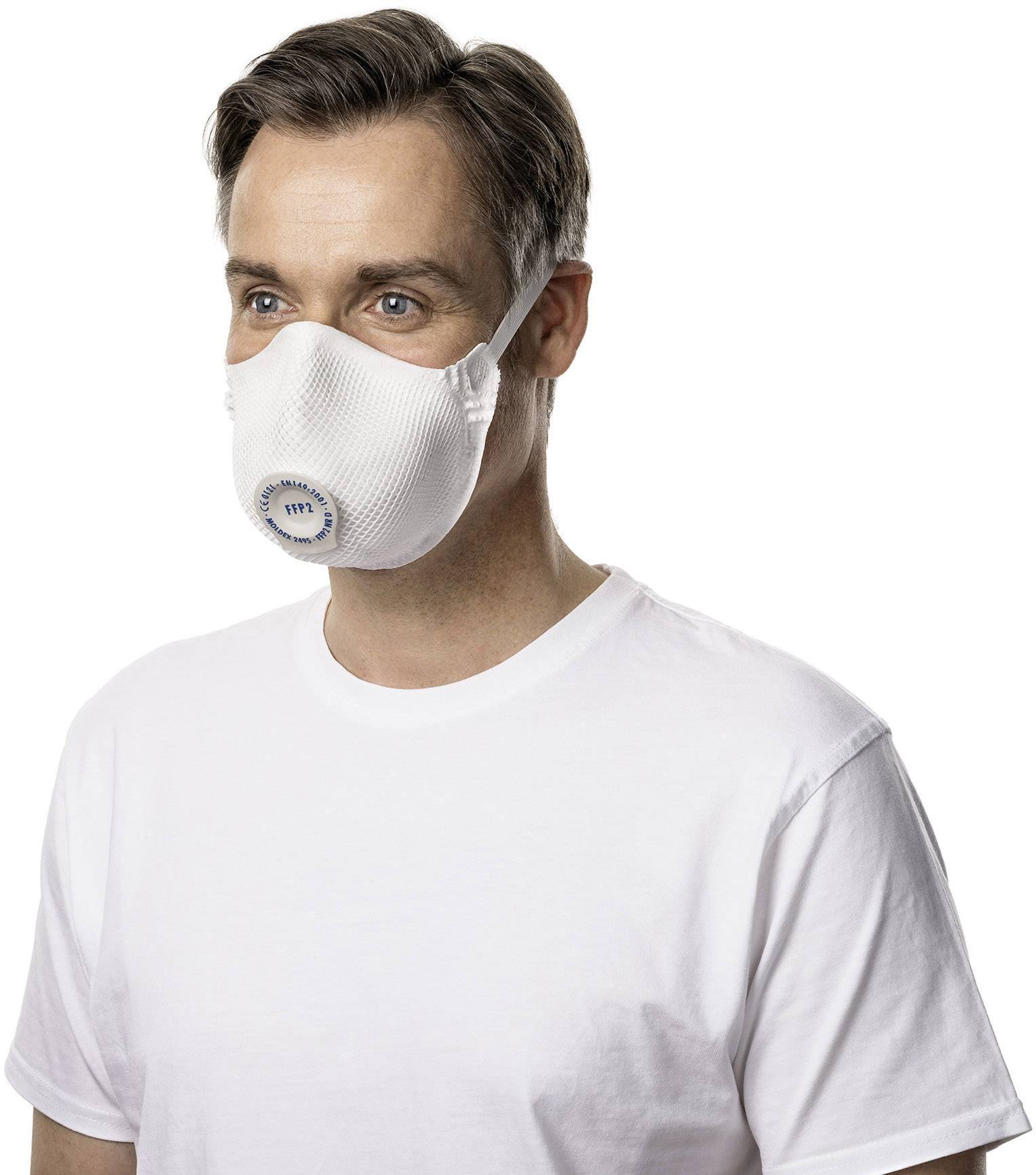 Mężczyzna ubrany jest w białą koszulkę i białą maskę ochronną zakrywającą nos i usta.