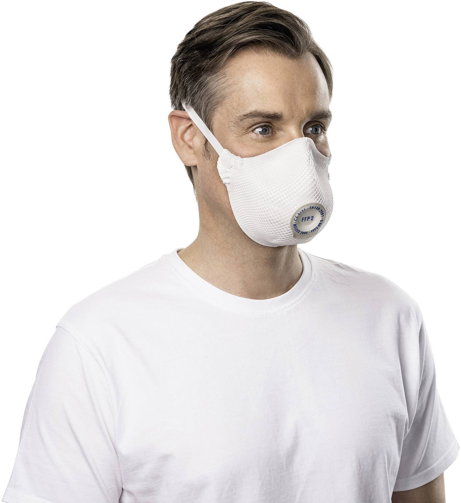 Mężczyzna nosi białą maskę ochronną i białą koszulkę.
