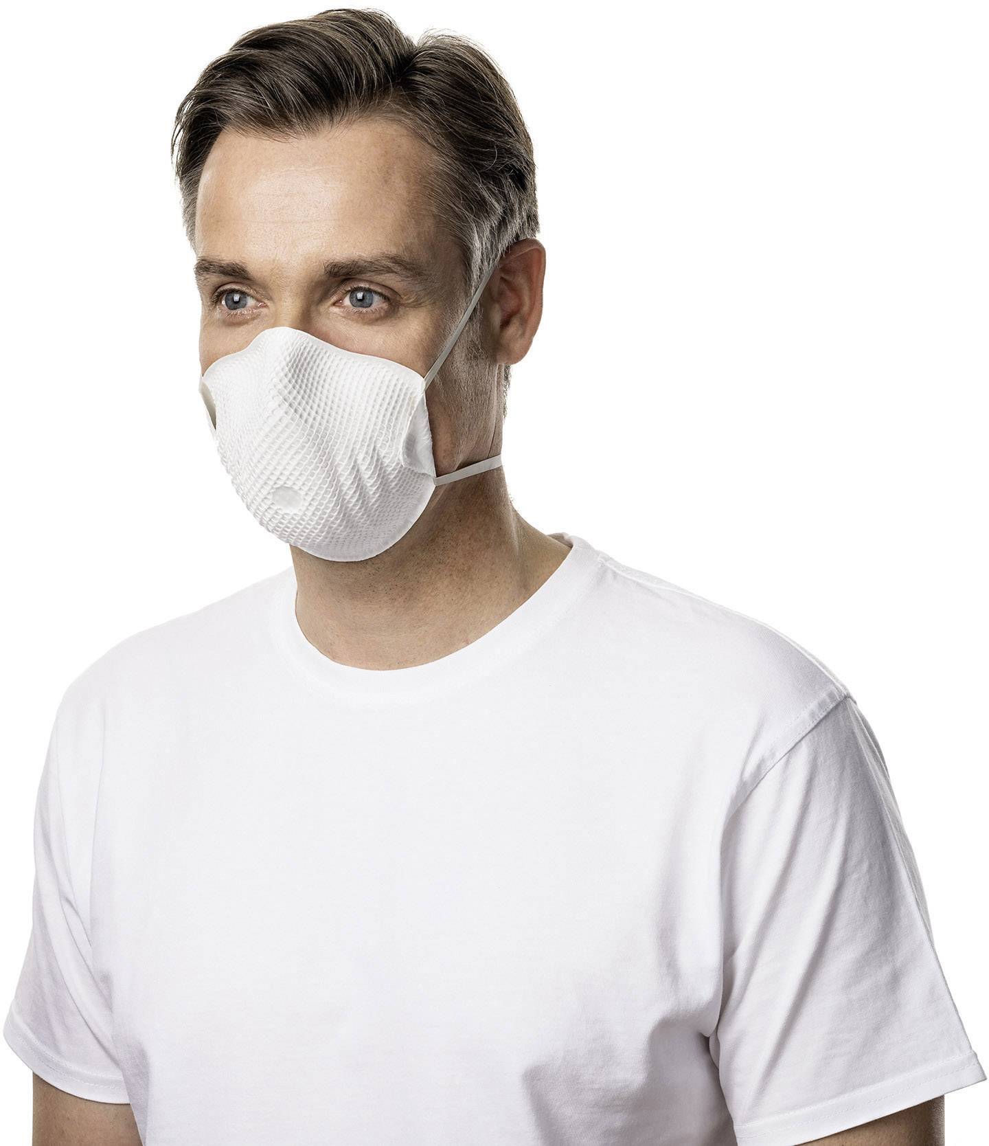 Mężczyzna w białej koszulce nosi białą maskę ochronną.