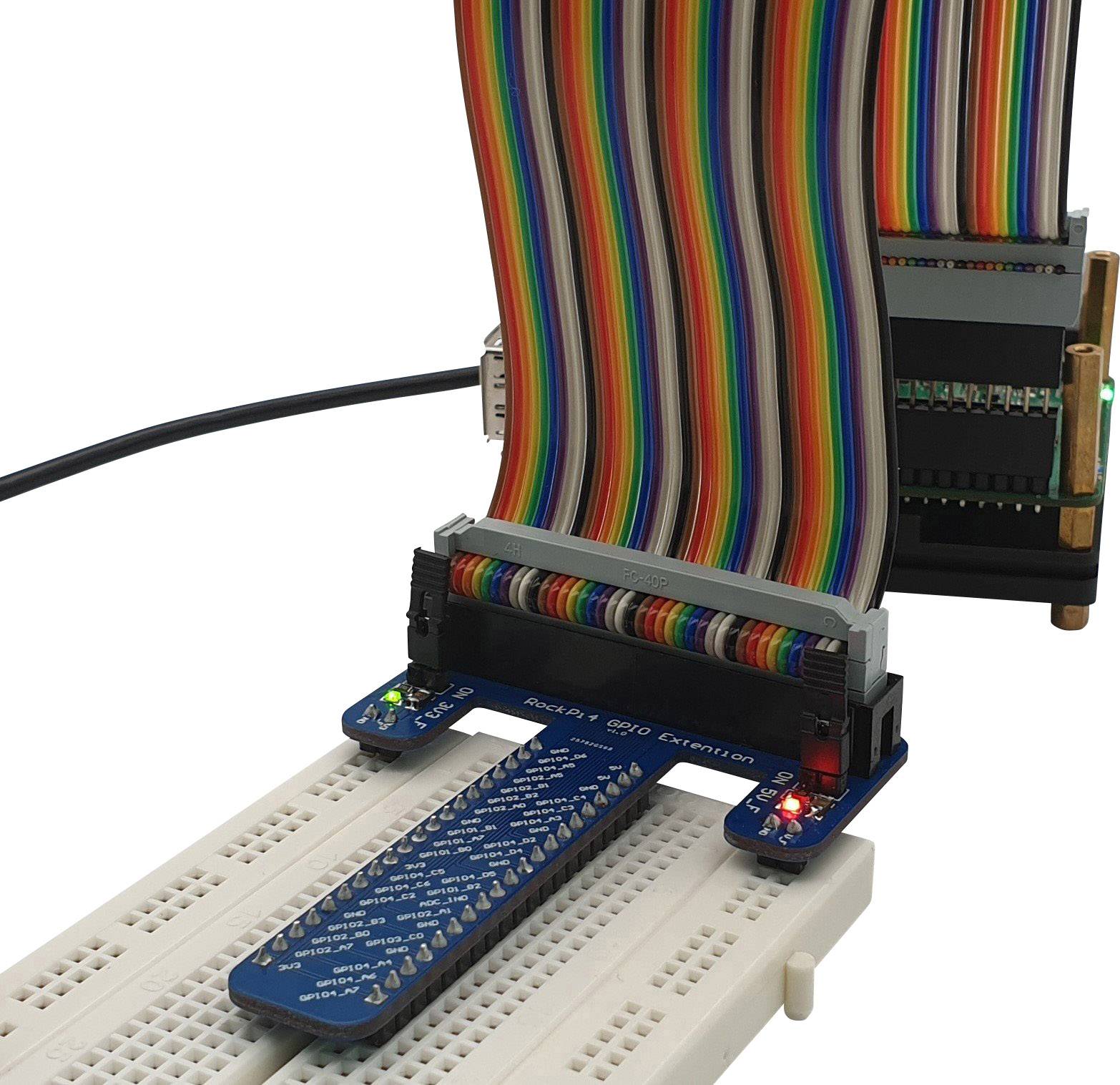 Przewód taśmowy jest podłączony do płytki elektronicznej zamontowanej na płytce prototypowej.