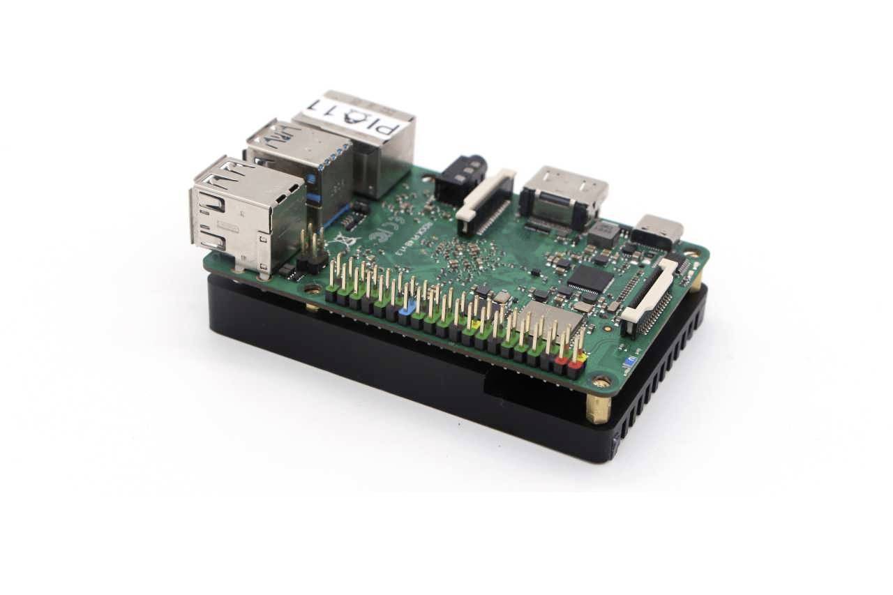 Mały komputer jednopłytkowy z wieloma portami USB, złączem Ethernet i HDMI, odpowiedni do różnorodnych projektów elektronicznych.