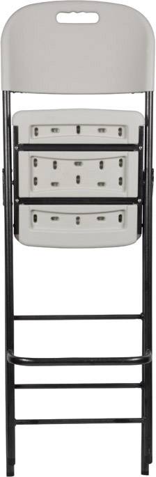 Złożony, biały składany krzesło ze stalowoczarną ramą, stojące.