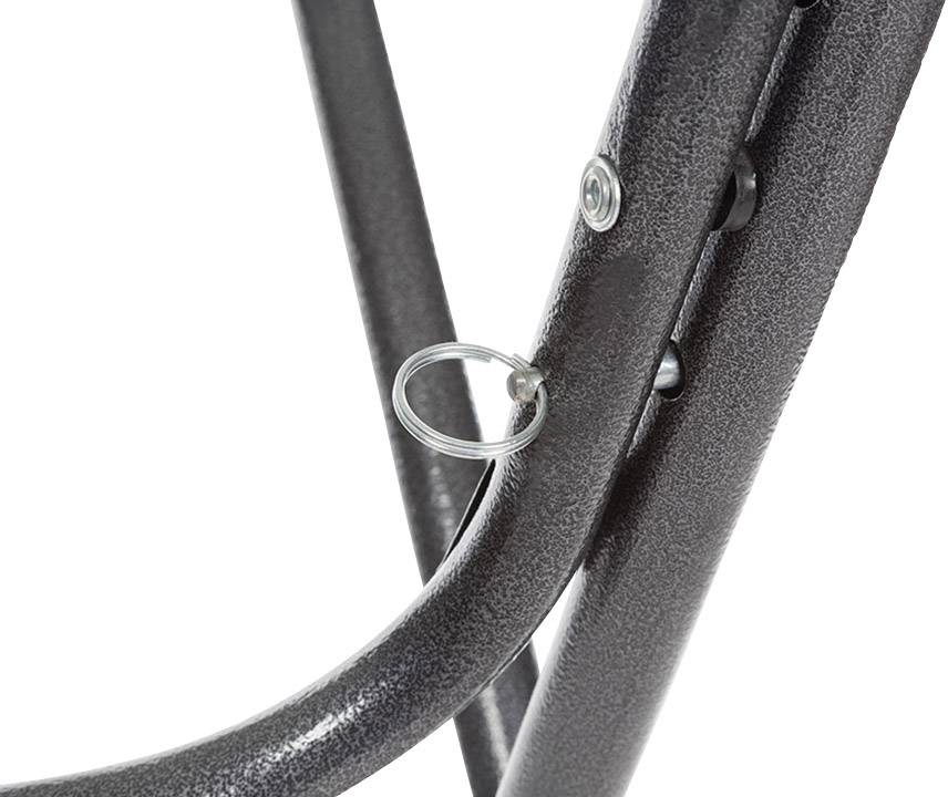 Metalowa rama z srebrną klamrą zabezpieczającą, łączącą dwie rury. Mechanizm ilustruje sposób mocowania elementów razem.