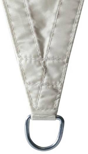 Trójkątny kawałek żagla z metalowym pierścieniem u czubka; zbliżenie ukazuje szwy i strukturę materiału.