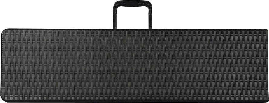 Czarny kufer z wzorem kratowym i prostym uchwytem pośrodku.