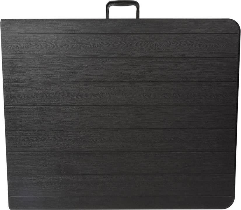 Czarny drewniany stolik składany z uchwytem transportowym, w pozycji zamkniętej. Odpowiedni do łatwego przenoszenia i oszczędnego przechowywania.