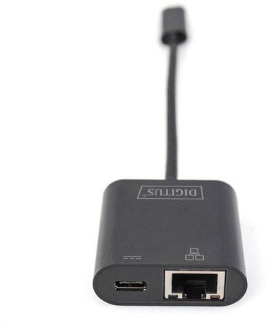 Czarny adapter USB-C na Ethernet firmy Digitus umożliwia podłączenie urządzeń do sieci przewodowej.