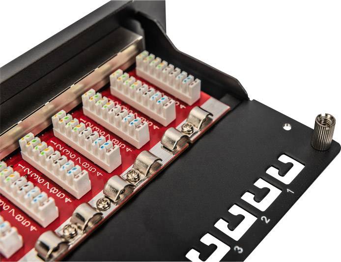 Zbliżenie panelu krosowego z kolorowo kodowanymi połączeniami kablowymi. Po lewej stronie widoczne są opisane złącza.