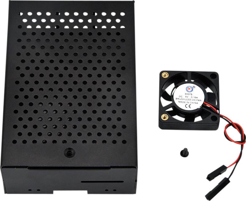 Czarna metalowa skrzynka z perforowaną pokrywą obok małego wentylatora z czerwonymi i czarnymi przewodami oraz śrubą mocującą.